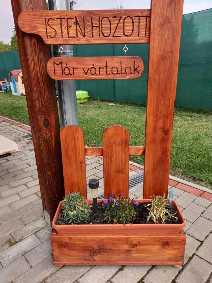 Hotel Jucus Vendégház à Zalahaláp Extérieur photo